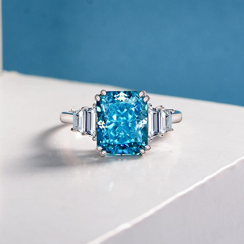 2.5 Carat Rectangular-Cut Ocean-Blue Aquamarine Ring with Step-Cut Diamonds and White Gold Band, Modern Statement Jewelry Design