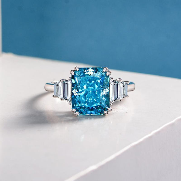 2.5 Carat Rectangular-Cut Ocean-Blue Aquamarine Ring with Step-Cut Diamonds and White Gold Band, Modern Statement Jewelry Design