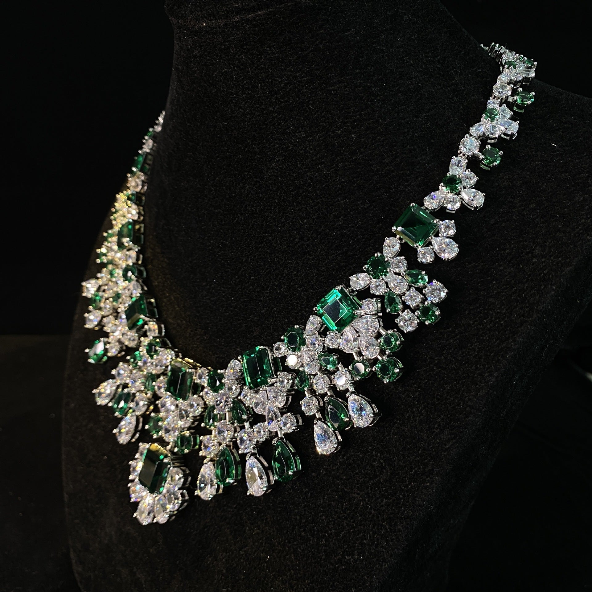 300+carat vivid green emerald necklace in 925 silver with elegant queen-style design.