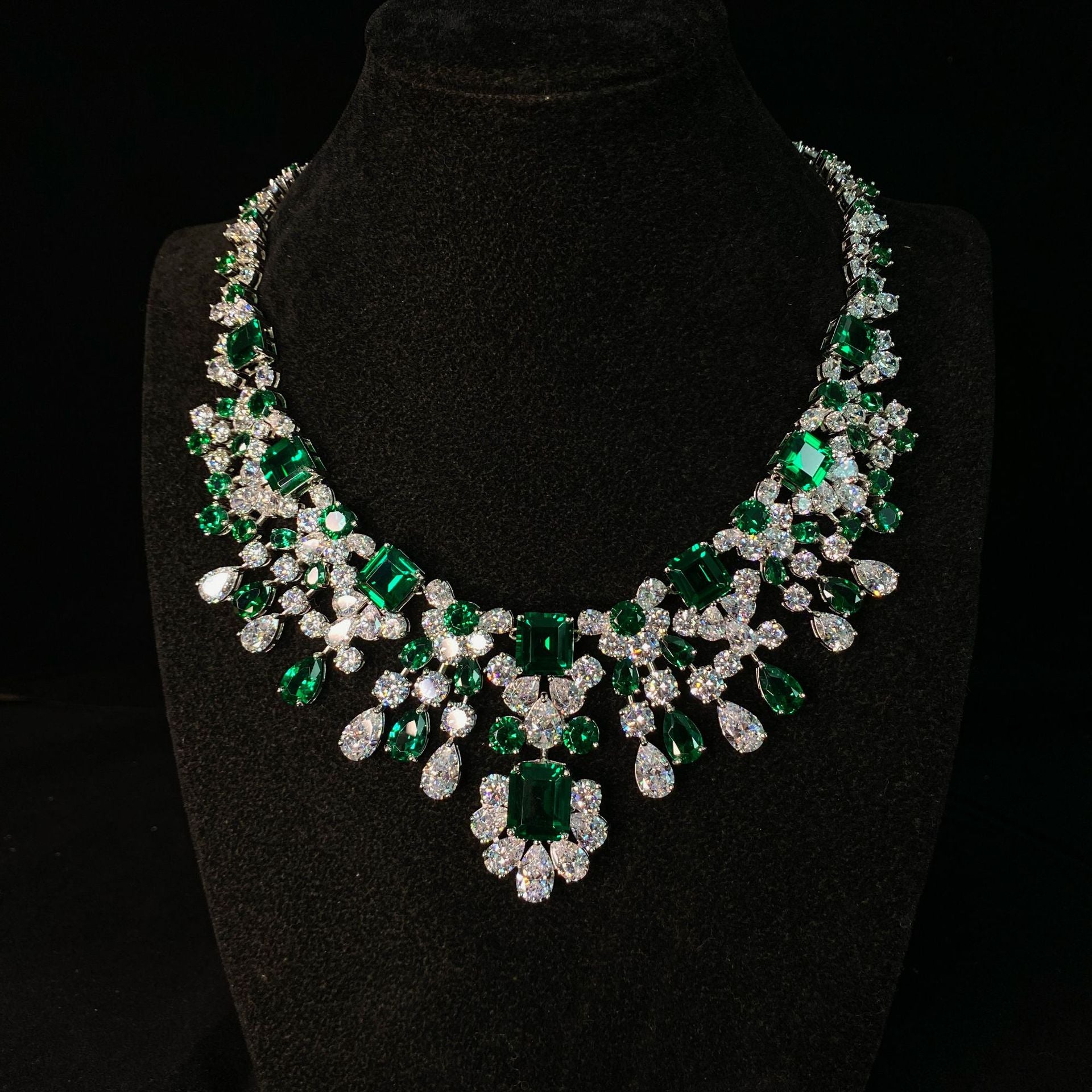 300+carat vivid green emerald necklace in 925 silver with elegant queen-style design.